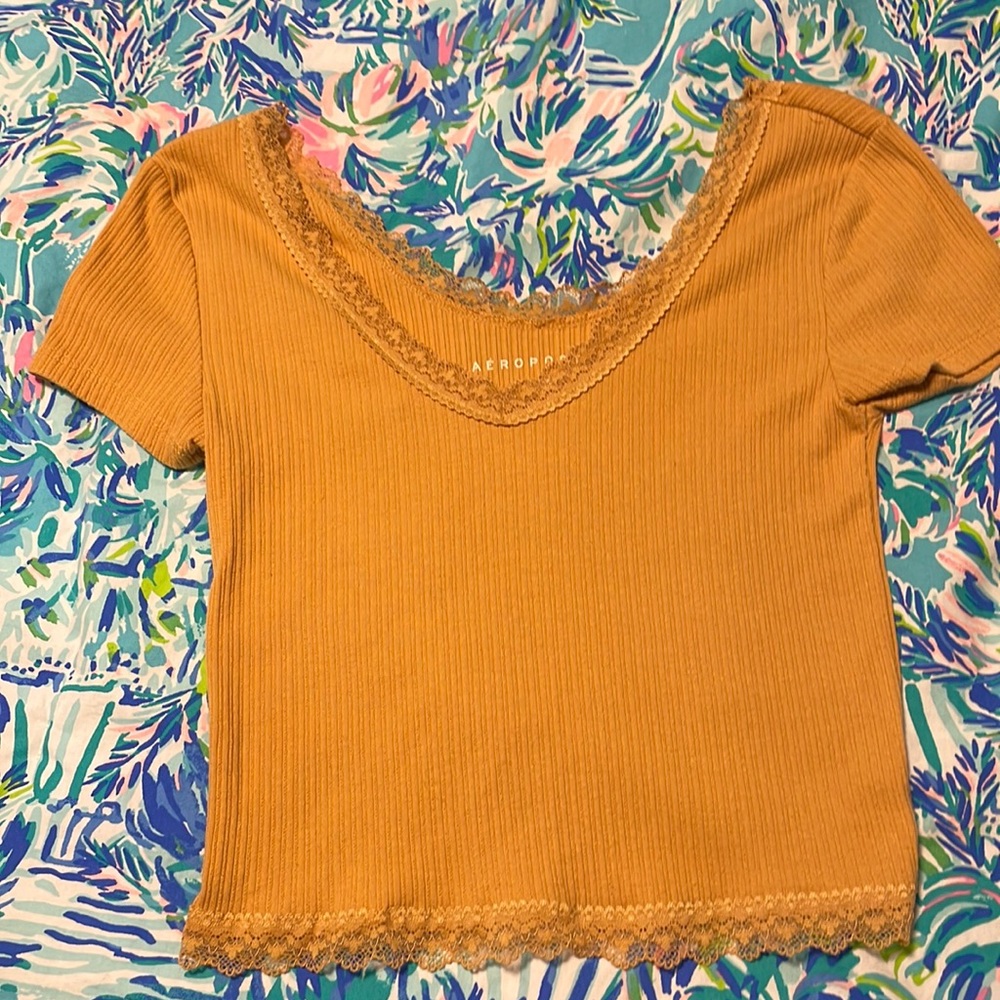 Lace trim v-neck!!